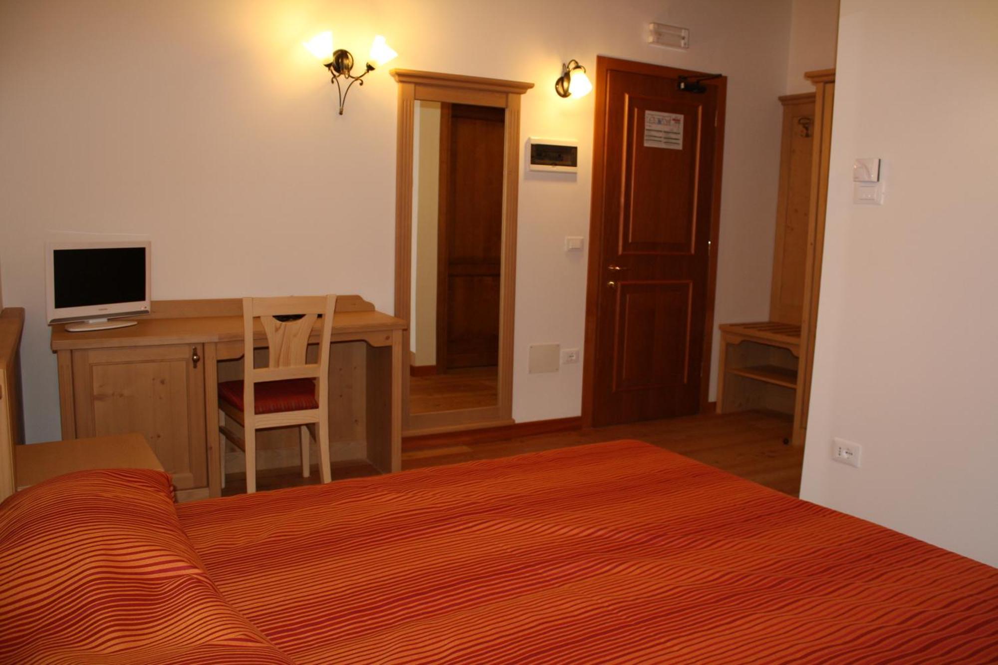 Hotel Aplis Ovaro Bilik gambar