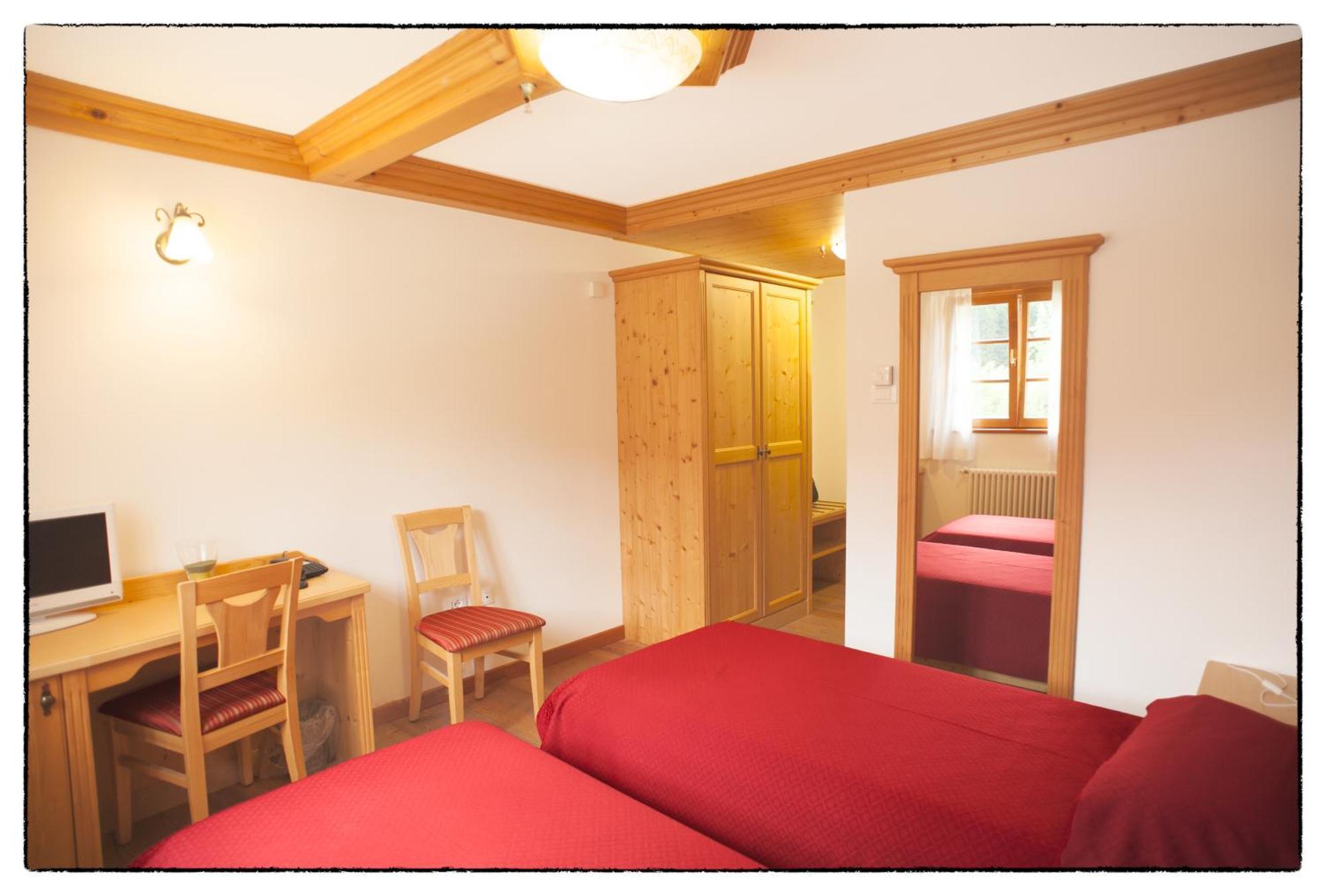 Hotel Aplis Ovaro Bilik gambar