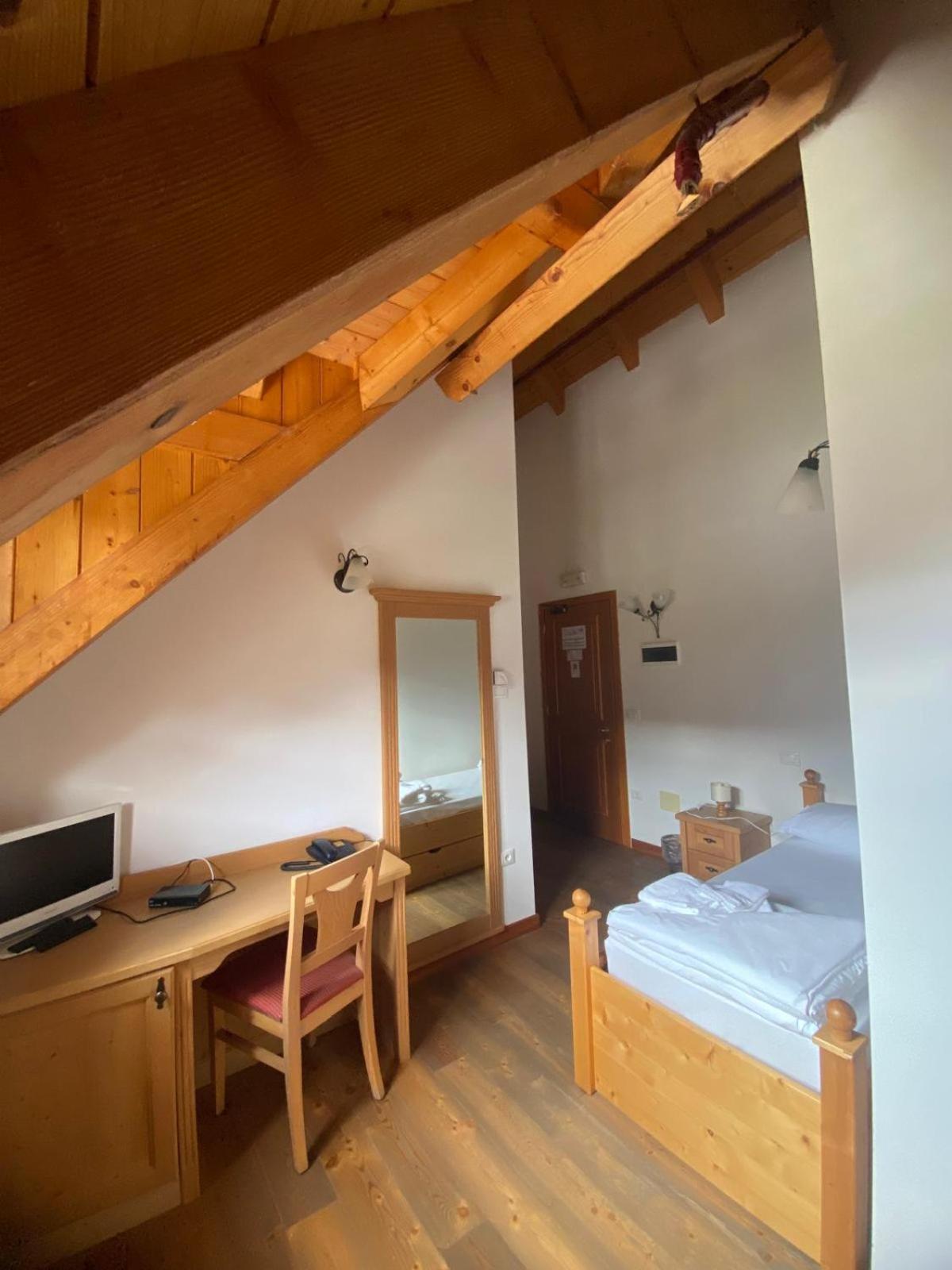 Hotel Aplis Ovaro Luaran gambar