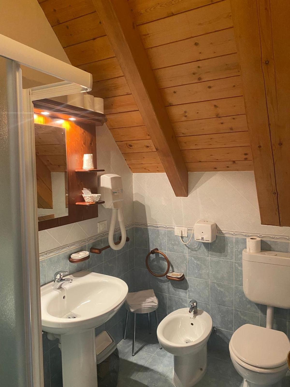 Hotel Aplis Ovaro Luaran gambar